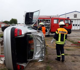 Während der Fahrer betreut wird, überlegen die Einsatzkräfte, wie er am schonensten aus dem Auto geholt werden kann.