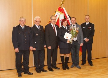 v.l. Kreisbrandmeister Kam. Wolfhard Kätzmer, Stadtbrandmeister Kam. Andreas Britze, Landrat Harald Altekrüger, Kamd. Katrin Kraljic, allg. stellv. des Bürgermeisters Jens Handreck und Vorsitzender des UV 2 Kam. Matthias Geigk