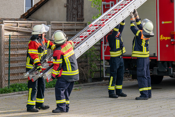 Entnahme der 3-teiligen Schiebleiter von einem Löschfahrzeug