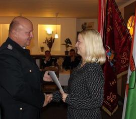 Der stellvertretende Kreisbrandmeister Kam. Grothe gratuliert
Frau Gitte Große zur Auszeichnung mit dem Ehrenzeichen der
Landesjugendfeuerwehr Brandenburg in Bronze.