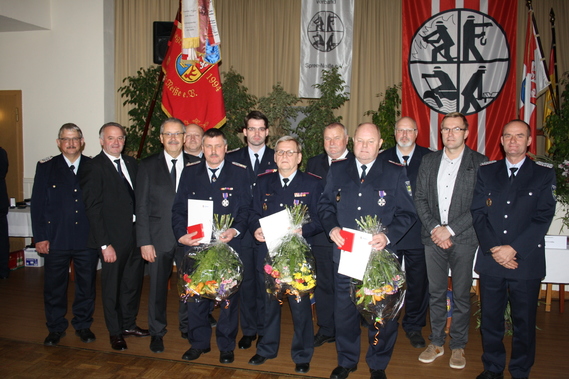 vlnr: Ehren-KBM Wolfhard Kätzmer, Forster Verwaltungsvorstand Jens Handreck, Landrat Harald Altekrüger, KBM Stefan Grothe, Klaus Pigol, KFV-Vorsitzender Robert Buder, Uwe Taffelt, LFV-Präsident Werner-Sigwart Schippel, Reiner Roblick, Carsten Brudek, Bürgermeister Kolkwitz Karsten Schreiber, GBM Kolkwitz Steffen Theiler