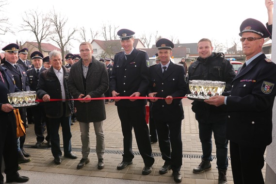 Das Band wird durchschnitten v.l.: Jürgen Schiemenz (Planer), Karsten Schreiber (Bürgermeister Gemeinde Kolkwitz), Daniel Nerlich (Ortswehrführer Limberg), Steffen Theiler (Gemeindebrandmeister) und Marcel Noack (Ortsvorsteher Limberg).