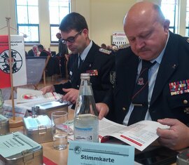 Vorstandsvorsitzender Robert Buder (l) und Kreisbrandmeister Stefan Grothe (r) sind zwei von 5 Delegierte aus dem KFV SPN und sichten die Unterlagen