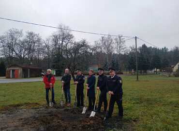 Spatenstich am 1.Dez.2025 in Jerischke zum Bau des neuen Gerätehaus, v-r-n.l: Stephan Grothe, Lars Mudra, Manuela Mahnke, Mike Zaroban, Jörg Rakete, Planungsbüro