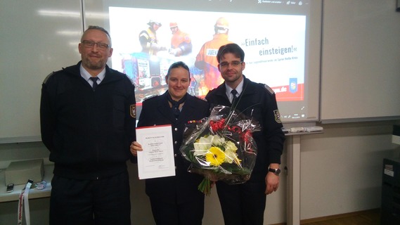 Der amtierende Kreisjugendwart Stefan Kothe (links) und der KFV-Vorsitzende Robert Buder (rechts) überreichen Nathalie Scherer die Berufungsurkunde und einen Blumentstrauß