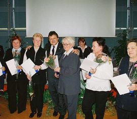 Landrat Dieter Friese mit Feuerwehrfrauen aus dem Amt Neuhausen/Spree