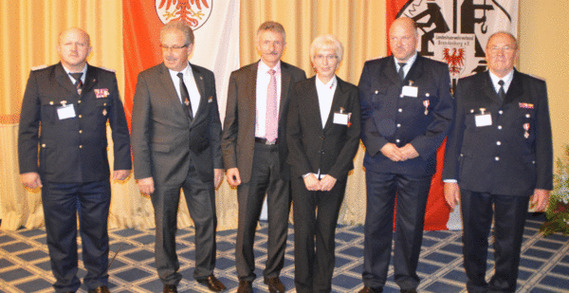 Ehrenamtliche Mitglieder der Freiwilligen Feuerwehr sowie des DRK zum Empfang des Ministers