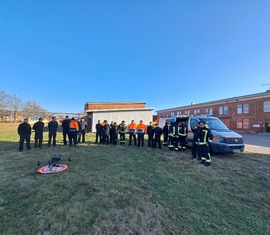 Brandenburgische Feuerwehrleute lernen bei der LEAG am Standort Schwarze Pumpe