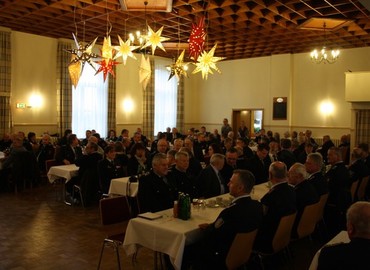 Nicht nur Feuerwehrleute sondern auch viele HauptverwaltungsbeamtInnen im Saal