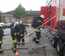 Die einzelnen Trupps begeben sich in die Brandübungsanlage auf dem Gelände der Feuerwache Mitte der LEAG Werkfeuerwehr.