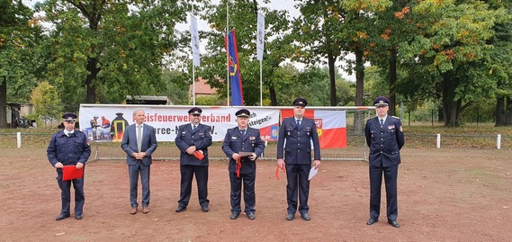 vlnr: Thomas Nothnick (FBL Wettbewerbe), Bürgermeister Paul Köhne, Jörg Fischer, Kreisbrandmeister Stefan Grothe, Marcel Baumgart, Kreisjugendwart Stefan Kothe