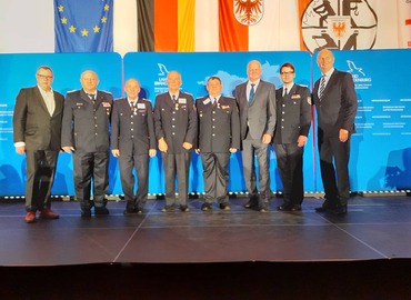 vlnr: Innenminister Michael Stübgen, Kreisbrandmeister Stefan Grothe, Bernd Lehnitzke, Ingolf Reimann, Mathias Voigt, SPN-Ordnungsdezernent Olaf Lalk, KFV-Vorstandsvorsitzender Robert Buder, Ministerpräsident Dietmar Woidke