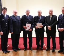 Ehrung für 40 Dienstjahre mit der Medaille für treue Dienste in Gold: (von links) Robert Buder, Vorsitzender des Kreis&shy;feuerwehr&shy;verbandes SPN,
Kreisbrandmeister Stefan Grothe, Hans Martin Schneider, Jörg Glockann,
Bürgermeister Fred Mahro und Stadtwehrführer Rico Nowka