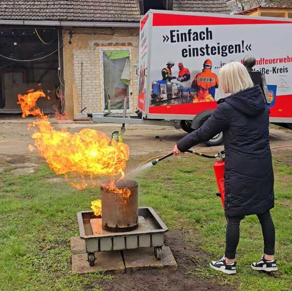 Mitarbeiter des Hotels "zum goldenen Löwen" trainieren den Umgang mit dem Feuerlöscher