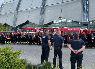 Wipfel-BRAND 2025, Samstag, die Brandschutzeinheit Spree Neiße/ Cottbus vor dem Tropical Islands.