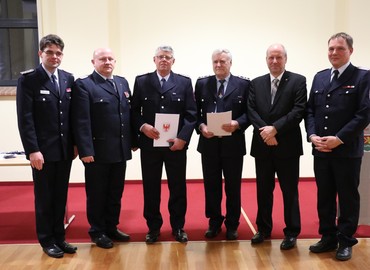 Ehrung für 40 Dienstjahre mit der Medaille für treue Dienste in Gold: (von links) Robert Buder, Vorsitzender des Kreisfeuerwehrverbandes SPN,
Kreisbrandmeister Stefan Grothe, Hans Martin Schneider, Jörg Glockann,
Bürgermeister Fred Mahro und Stadtwehrführer Rico Nowka