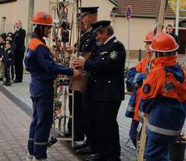 Jugendfeuerwehr Döbern überreicht Präsente der scheidendeen Ortswehrführung Döbern