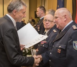 Innenminister Schröter überreicht Kam. Semisch die Urkunde für das Ehrenzeichen im Brandschutz in Silber am Bande