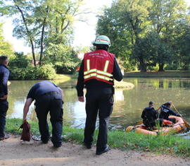 Übung, Rettung zwei Personen aus Wasser, Teich Branitzer Schloss