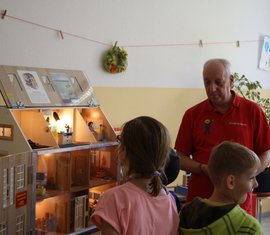 Rauchmelder retten Leben. Frank Kahlisch kann am Rauchdemohaus Brände simulieren und zeigen, wie man richtig reagiert. Ohne Rauchmelder wäre die Situation schnell brenzlig geworden.