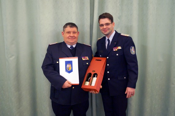 Der Vorsitzende des KFV, Robert Buder (rechts) übergibt Mathias Voigt die Entlassungsurkunde und ein Präsent.