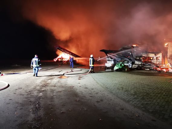 Der letzte Einsatz des Jahres: Großbrand auf einem BioHof in Babow