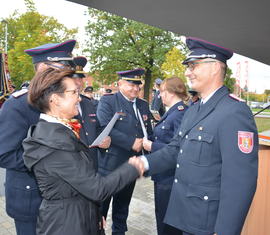 Doppelte Auszeichnung: Bürgermeisterin Birgit Zuchold gratuliert Thomas Werner und Kreisbrandmeister Stefan Grothe beglückwunscht im Hintergrund Sylvia Große. Beide erhalten das Ehrenzeichen des KFV SPN e.V.