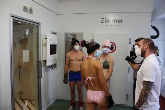 Letzte Absprachen mit dem Pysiotherapeuten, bevor es in die Kältekammer geht