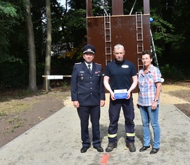 Können stolz die Plakette anbringen als Zeichen der Zusammenarbeit Der Vorstand für Geschäftsführung des KFV SPN e.V. Dr. Holger Bialek, Kay-Uwe Struck und die Vorsitzende der LAG SPN Janina Sembol