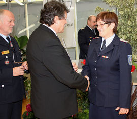 Das Feuerwehr-Ehrenkreuz des Deutschen Feuerwehrverbandes in Silber für HBM Ingrid Standke