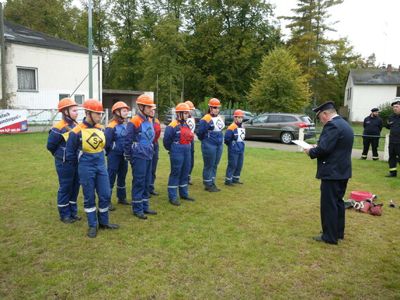 Trotz Corona konnte im Jahr 2020 die Leistungsspange, die höchste Auszeichnung der Jugendfeuerwehr. Hier Bahnleiter Wilfried Budarick bei der Auswertung der Übung FwDV 3 mit der Jugendgruppe Forst