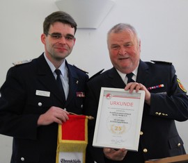 Der Präsident des Landesfeuerwehrverbandes Werner-Siegwart Schippel, kommt nicht mit leeren Händen zum Jubiläum