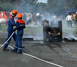 Vorführung Jugendfeuerwehr Forst (Lausitz) - Löschangriff