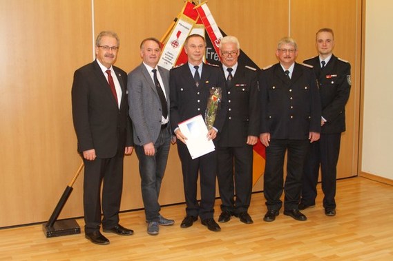 v.l. Landrat Harald Altekrüger, allg. Stellv. des Bürgermeisters Jens Handreck, Kam. Lothar Britze, Stadtbrandmeister Kam. Andreas Britze, Kreisbrandmeister Kam. Wolfhard Kätzmer und Vorsitzender des UV 2 Kam. Matthias Geigk