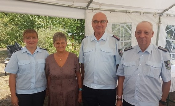 Das blühende Leben: Zum Geburtag von Ingrid Standke (2. vl) gratulierten: die Frauenbeauftragte Christine Semisch, der stellvertretende Vorsitzende Siegmund Rückmann und der Leiter des Unterverbandes IV Frank Kalisch.