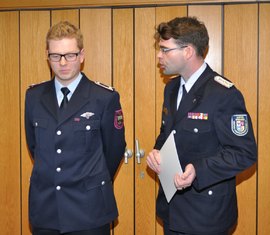 Der Vorsitzende des KFV, Robert Buder (rechts) überreicht die Urkunde an Phillipp Meißner (links)