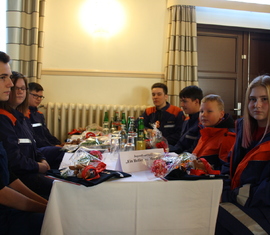 Das gibts nur in Spree Neiße: Jugendfeuerwehrleute aus dem ganzen Kreis werden als HelferInnen von morgen ausgezeichnet. In der Hoffnung, dass sie auch in der aktiven Wehr lange tätig bleiben.