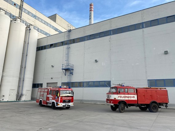 Der Fuhrpark der GMB Glasmanufaktur Brandenburg GmbH: Ein MLF und ein Tanklöschfahrzeug W50.