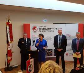 Werner-Siegwart Schippel (LFV), Landtagspräsidentin Britta Stark, Ministerpräsident Dietmar Woidke und Innenminister Karl-Heinz Schröter lobten in ihrer Ansprache die hervorragende Leistung der Feuerwehrleute gerade im vergangenen Jahr.