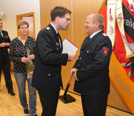 Vorstandsvorsitzender Robert Buder gratuliert Frank Gühler