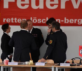 Heiße Diskussion zu Löschflugzeugen vor Beginn