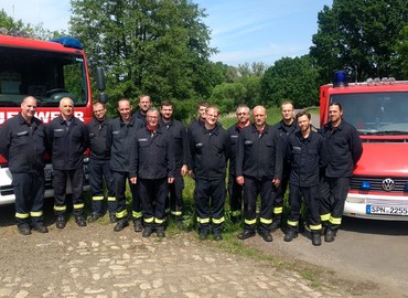 Gruppenbild der Prüflinge mit 3 Ausbildern (links) nach der praktischen Prüfung am Forster Mühlgraben