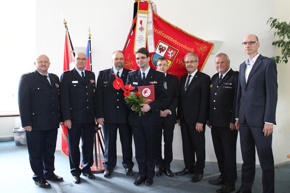 vlnr: Stefan Grothe (Kreisbrandmeister), Siegmund Rückmann und Jörg Fischer (Stellvertretende Vorsitzende des KFV), Robert Buder, Frank Stolper (Abteilungsleiter MIK), Harald Altekrüger (Landrat SPN), Werner-Siegwart Schippel (Präs. LFV BB), Carsten Billing (Ordnungsdezernent Landkreis)