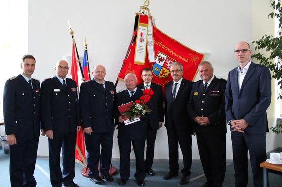 vlnr: Karsten Magister (Gemeindewehrführer Neuhausen), Siegmund Rückmann (Stellvertretender Vorsitzender des KFV), Stefan Grothe (Kreisbrandmeister), Detlef Kleemann, Frank Stolper (Abteilungsleiter MIK), Harald Altekrüger (Landrat SPN), Werner-Siegwart Schippel (Präs. LFV BB), Carsten Billing (Ordnungsdezernent Landkreis)