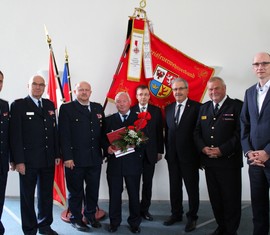 vlnr: Karsten Magister (Gemeindewehrführer Neuhausen), Siegmund Rückmann (Stellvertretender Vorsitzender des KFV), Stefan Grothe (Kreisbrandmeister), Detlef Kleemann, Frank Stolper (Abteilungsleiter MIK), Harald Altekrüger (Landrat SPN), Werner-Siegwart Schippel (Präs. LFV BB), Carsten Billing (Ordnungsdezernent Landkreis)