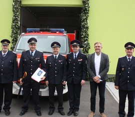 der stellvertretende KBM Carsten Brudek, Alexander Thiel, Ortswehrführer Jürgen Mönch, Bürgermeister Karsten Schreiber, der Vorstandsvorsitzende des Kreis&shy;feuerwehr&shy;verbandes Robert Buder, Gemeindewehrführer Steffen Theiler