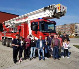 Gruppenbild vor dem Teleskopmast der LEAG Werkfeuerwehr in Schwarze Pumpe