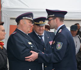 KFV-Vorsitzender Robert Buder gratuliert Bernd Aßmus zum Deutschen Feuerwehr-Ehrenkreuz in Gold. Links: Bürgermeisterin Birgit Zuchold, Mitte: Kreisbrandmeister Stefan Grothe