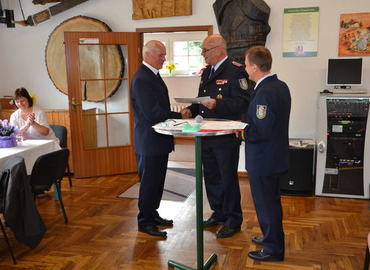 Der stellvertretende Vorsitzende Kam. Siegmund Rückmann des KFV SPN und der Schatzmeister des KFV SPN Kam. Edgar Maetschke zeichnen Kam. Lothar Hopka aus.