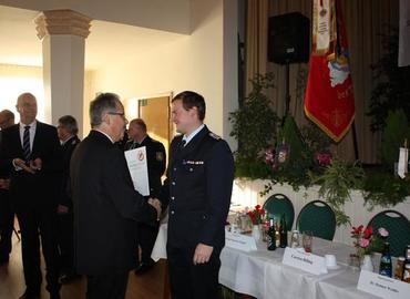 Landrat Harald Altekrüger gratuliert Kam. Norman Schlüter.